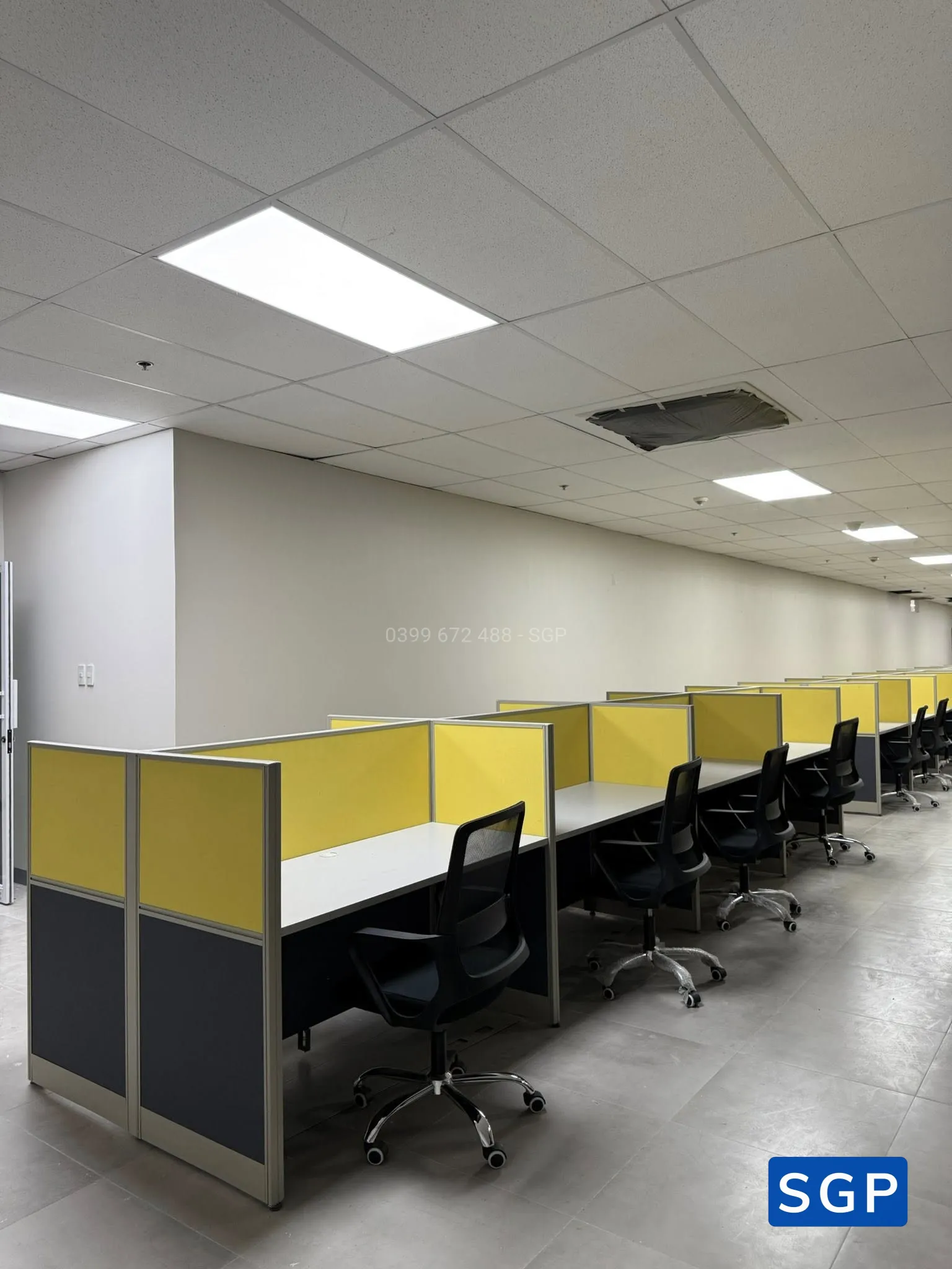 Hoàn thiện văn phòng dùng vách nỉ 2 màu