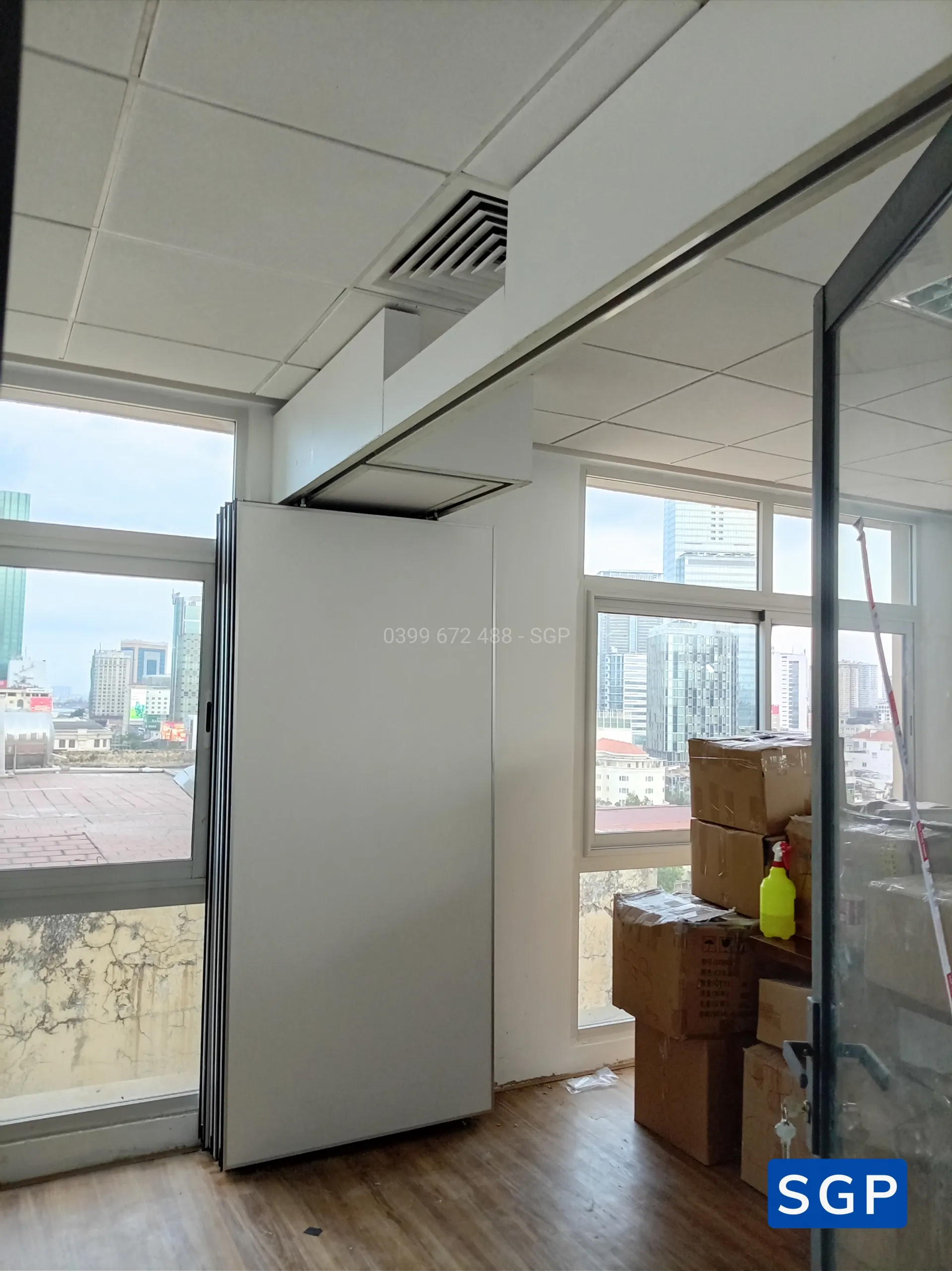 Lắp đặt vách di động màu trắng cho công ty ở quận 1 - 6