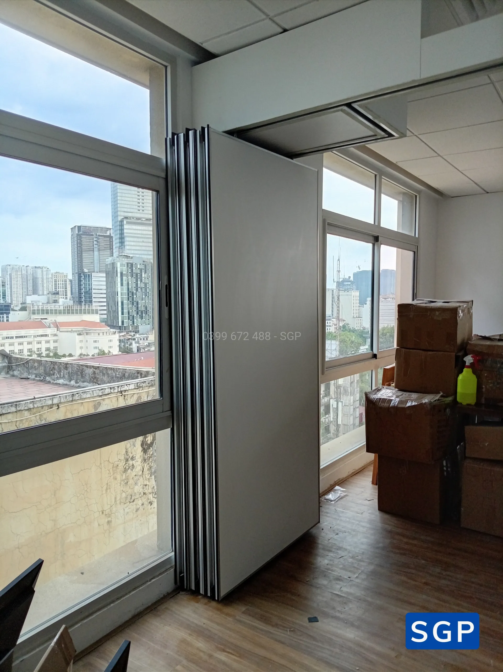 Lắp đặt vách di động màu trắng cho công ty ở quận 1 - 7