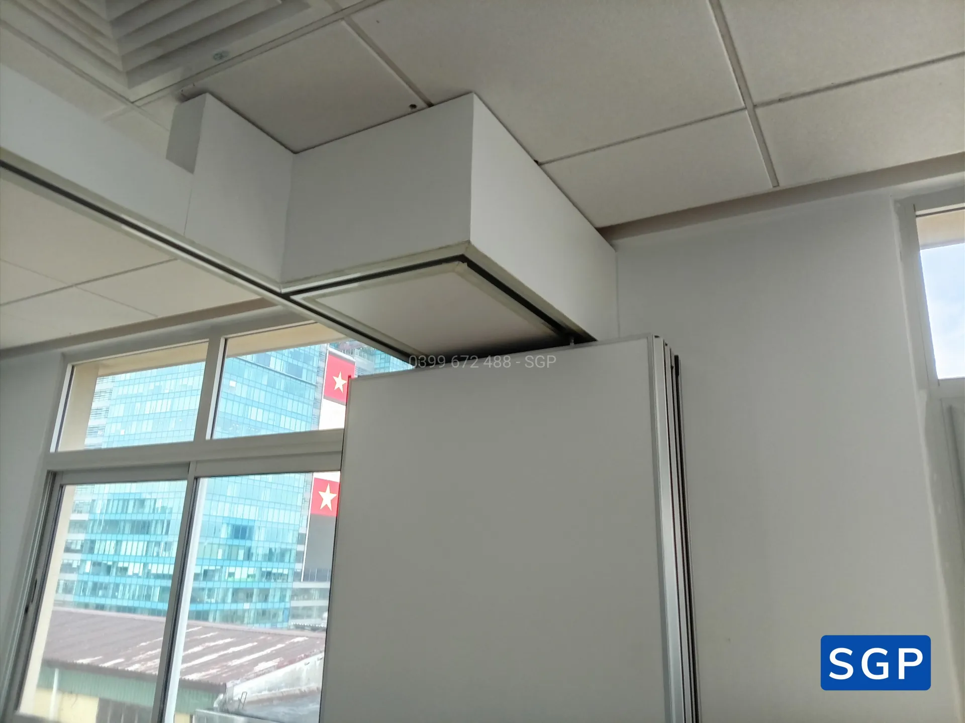 Lắp đặt vách di động màu trắng cho công ty ở quận 1 - 9