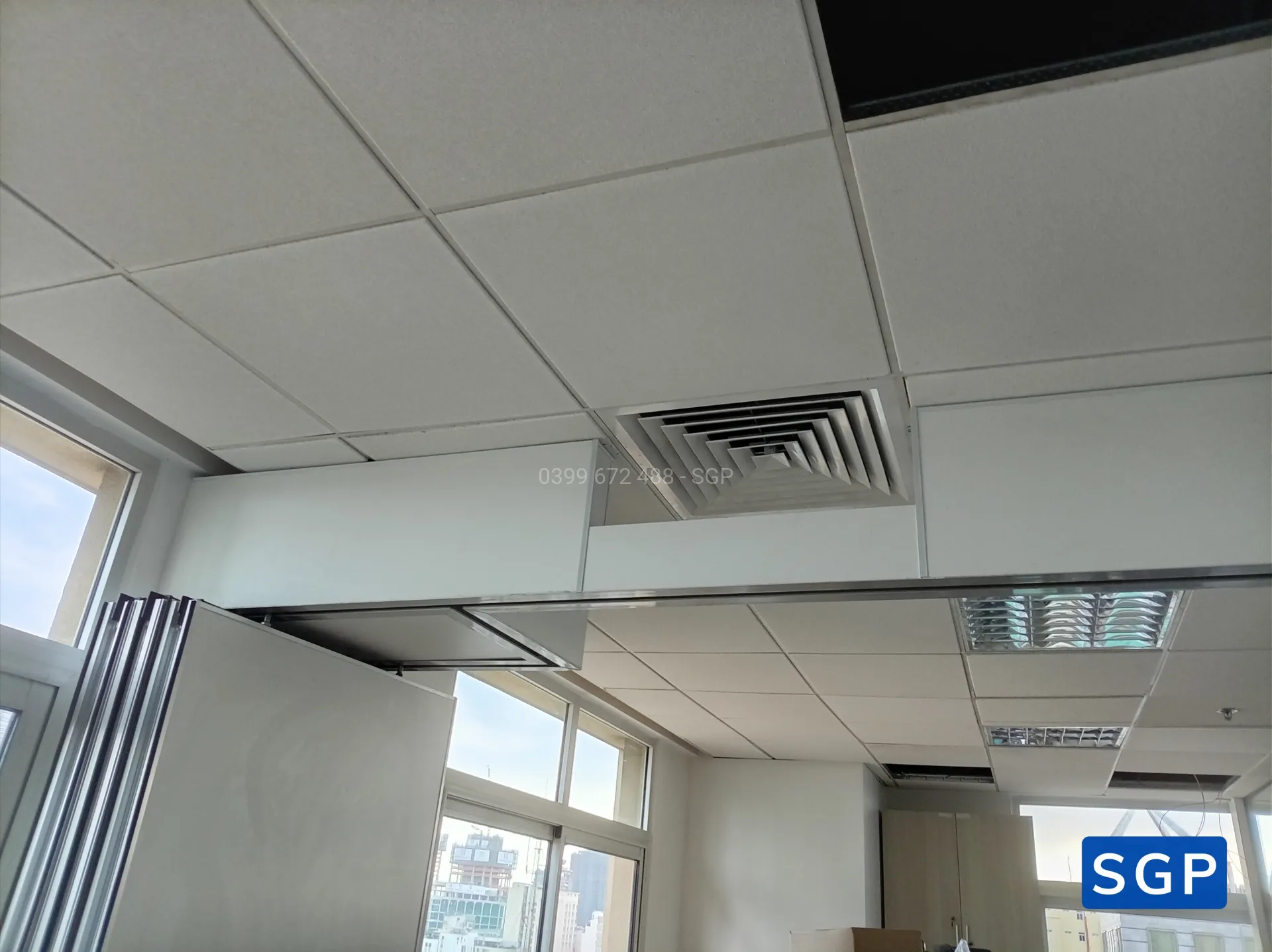 Lắp đặt vách di động màu trắng cho công ty ở quận 1 - 10