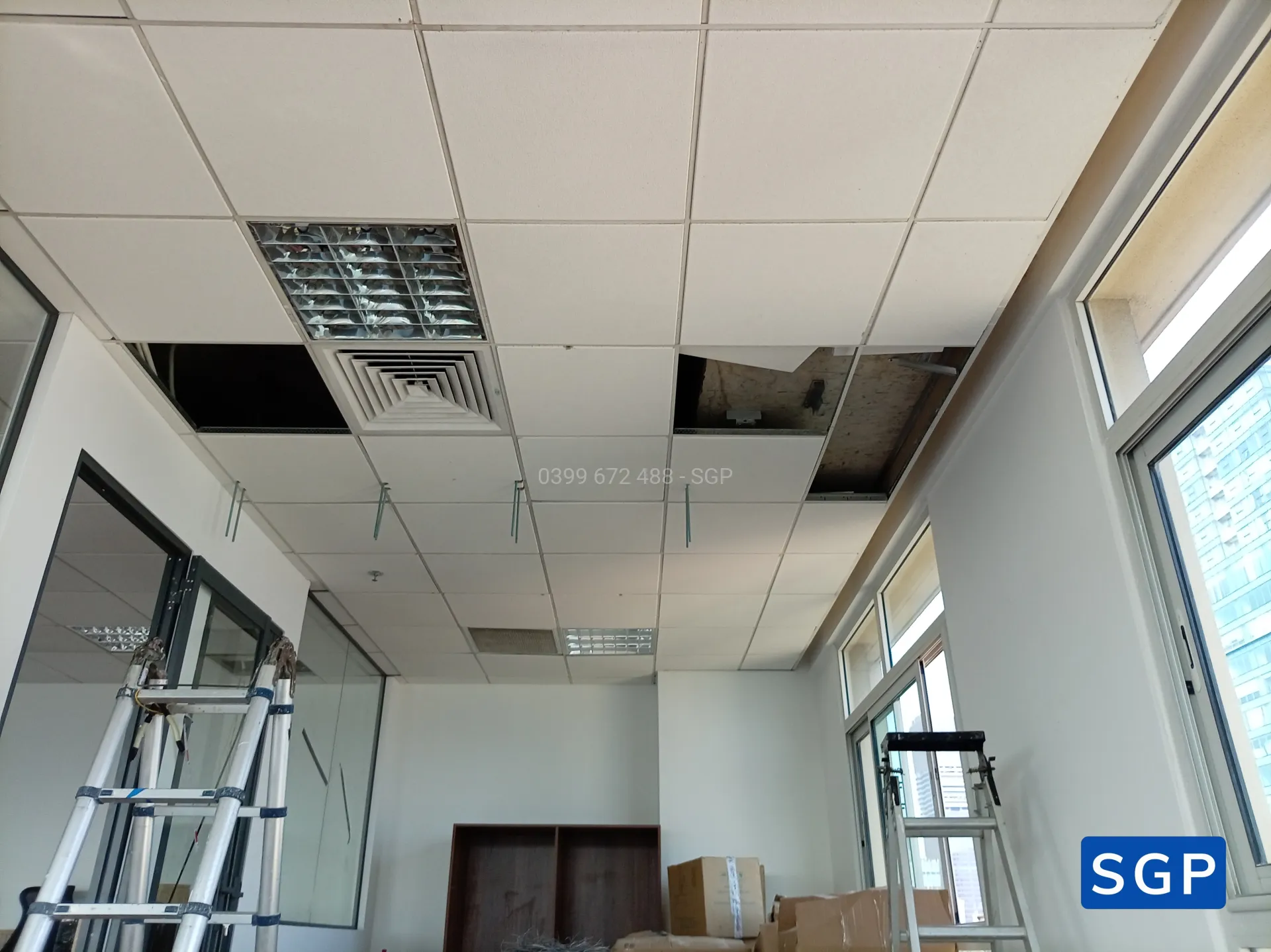 Lắp đặt vách di động màu trắng cho công ty ở quận 1 - 12
