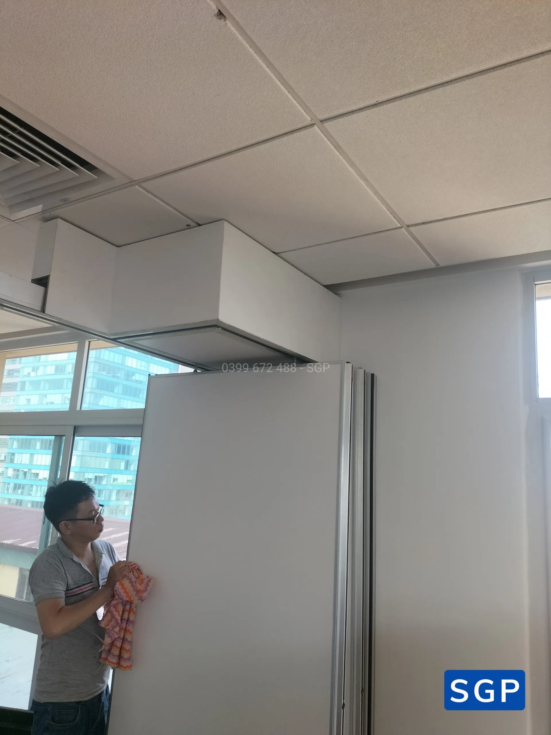 Lắp đặt vách di động màu trắng cho công ty ở quận 1 - 13