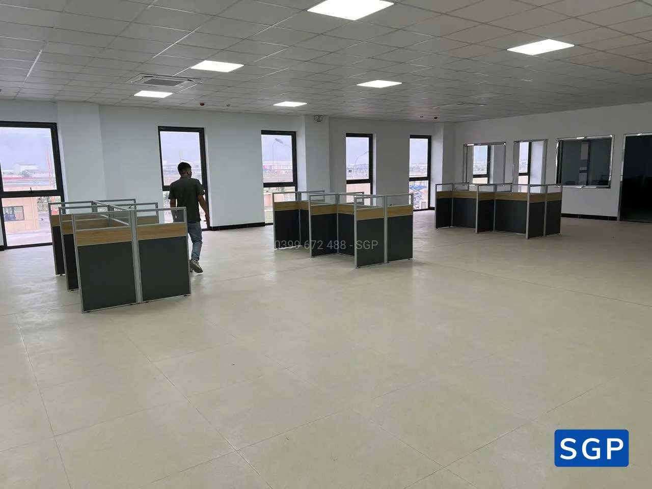 vách ngăn bàn gỗ 2 múi gỗ kính - 2
