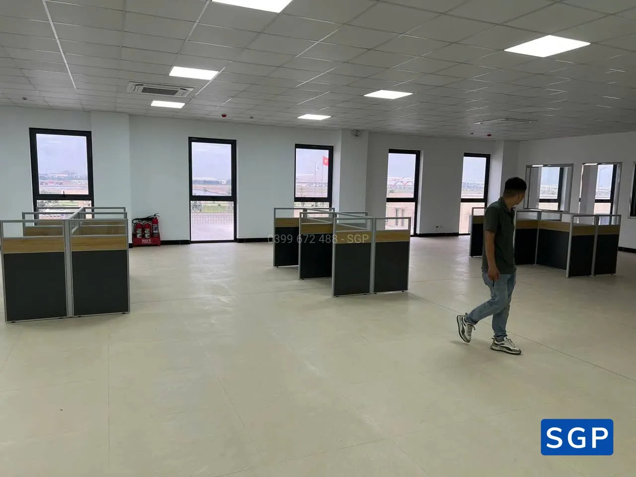vách ngăn bàn gỗ 2 múi gỗ kính - 4