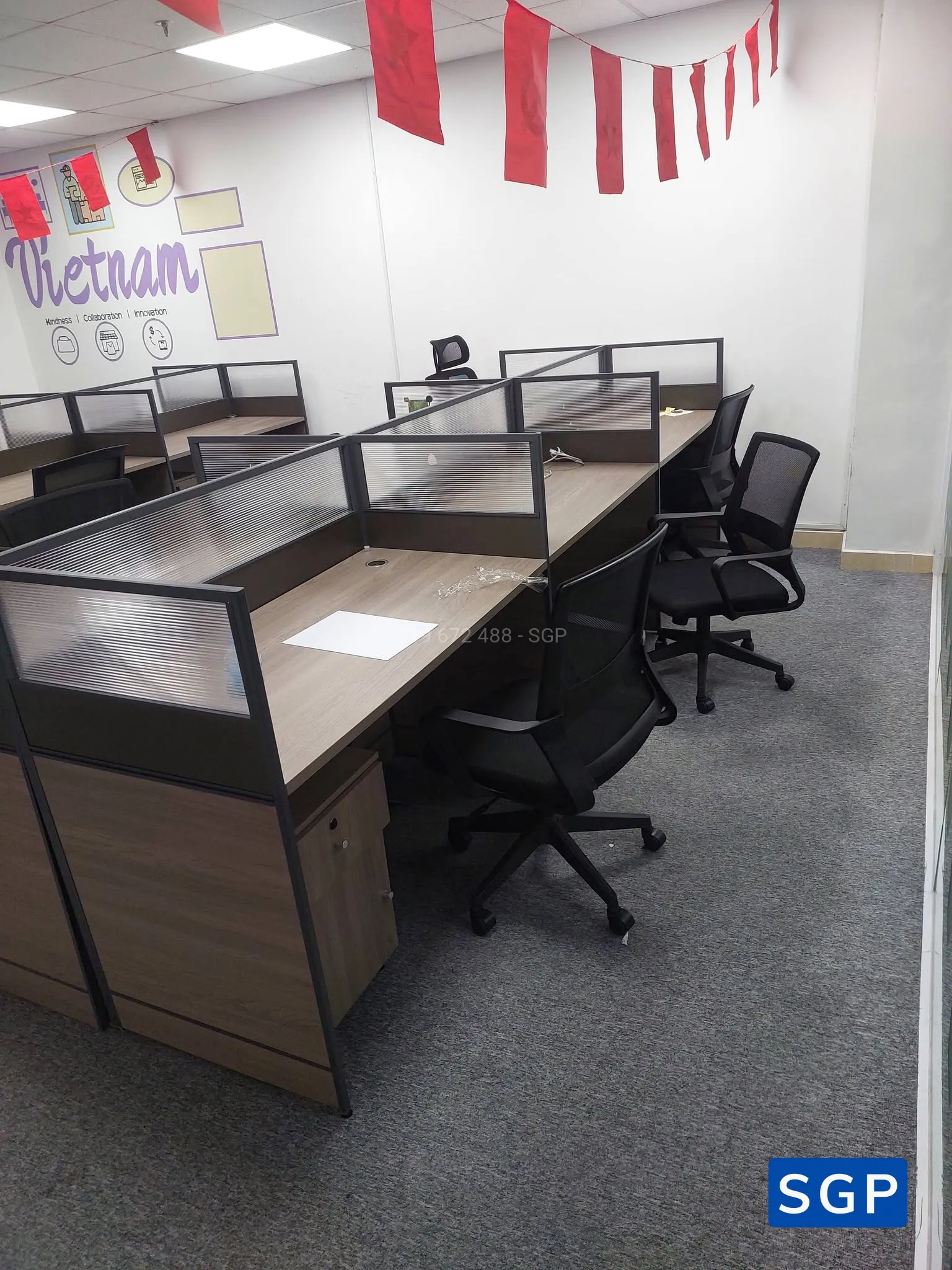 cụm bàn làm việc có vách ngăn (vách gỗ kính decal) - 2