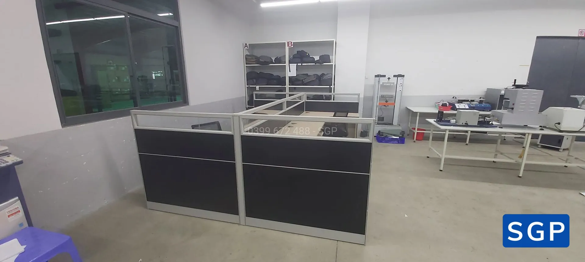 vách nỉ kính màu đen cho bàn L - 4