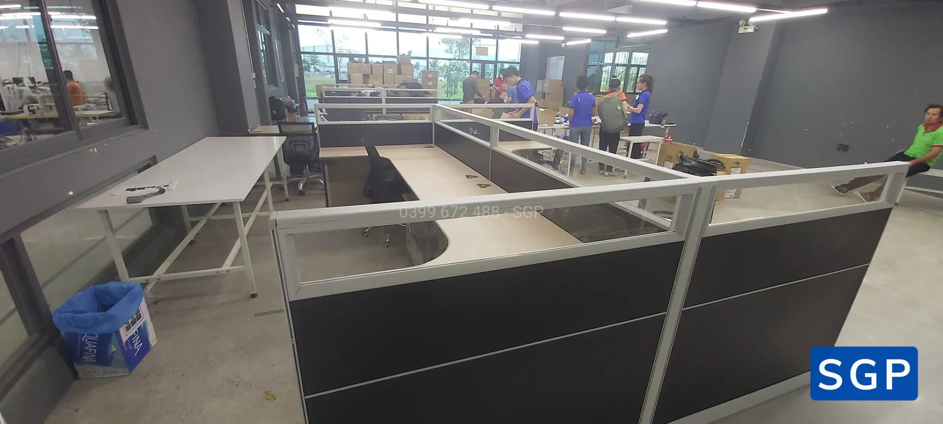 vách nỉ kính màu đen cho bàn L - 7