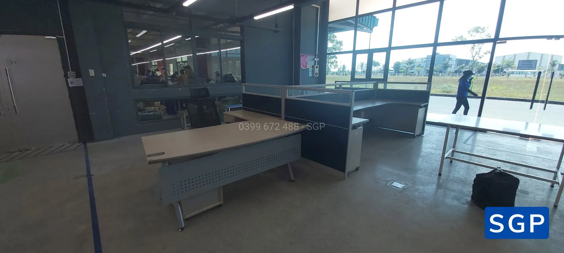 vách nỉ kính màu đen cho bàn L - 10