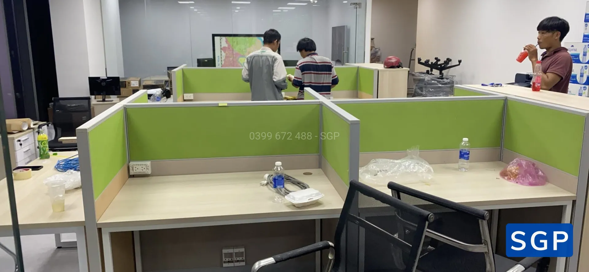 vách nỉ xanh lá kết hợp màu kem - 2