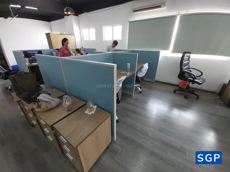 lắp đặt vách ngăn nỉ màu xanh  - 2