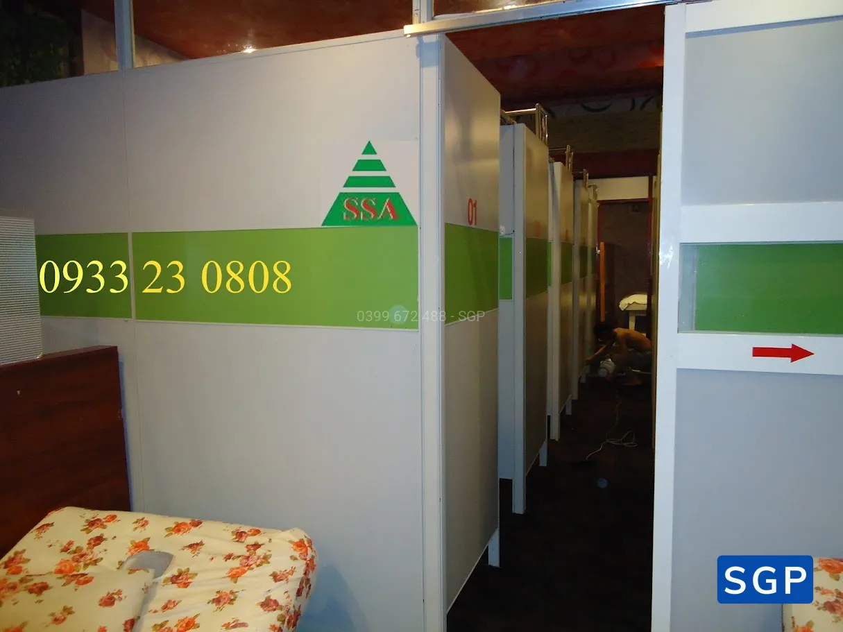 lắp đặt vách ngăn gỗ khung nhôm cho cửa hàng  - 3