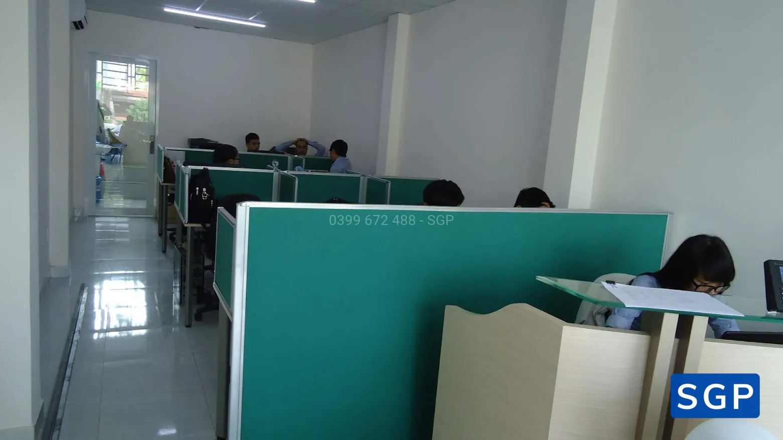 Giao hàng và lắp đặt vách nỉ - 2
