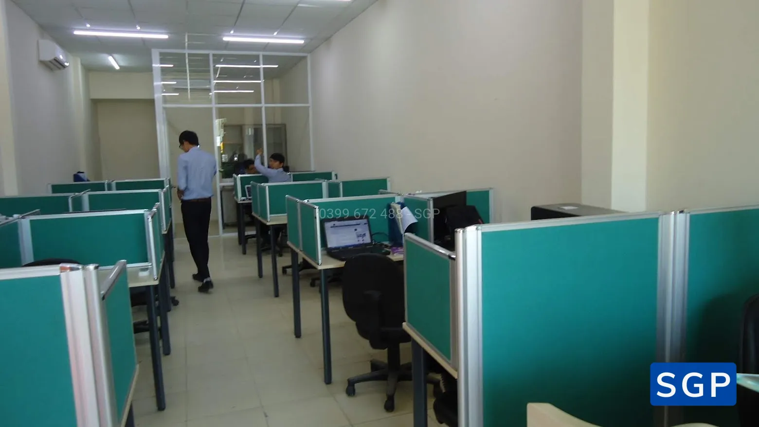 Giao hàng và lắp đặt vách nỉ - 3