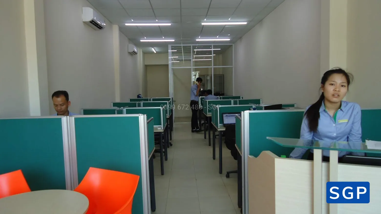 Giao hàng và lắp đặt vách nỉ - 4