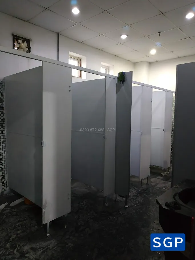Lắp đặt vách compact cho trường học tiếng anh