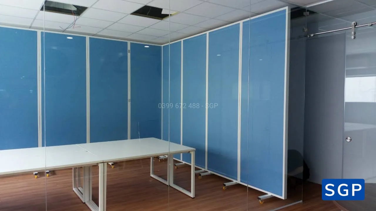 vách ngăn có bánh xe khách hàng quận 2