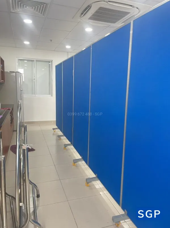 Vách ngăn có bánh xe phía dưới (vách nỉ màu xanh) - 2