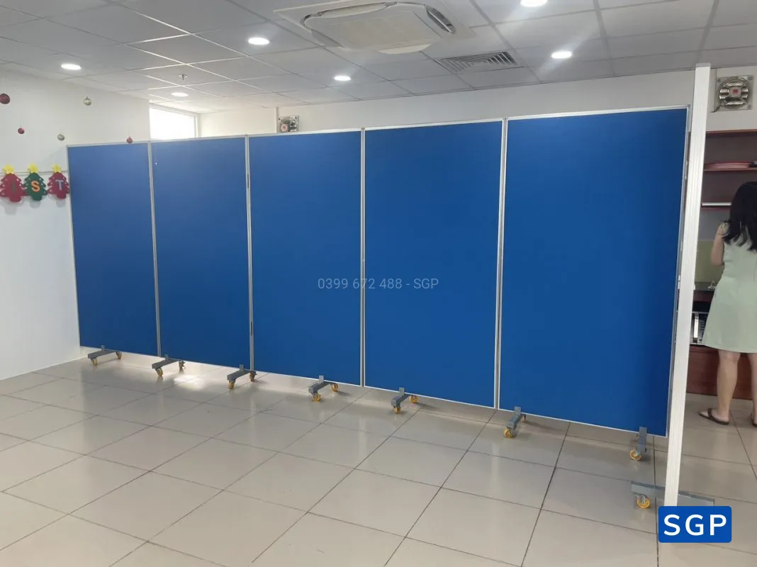Vách ngăn có bánh xe phía dưới (vách nỉ màu xanh) - 3