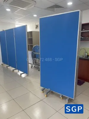 Vách ngăn có bánh xe phía dưới (vách nỉ màu xanh) - 4