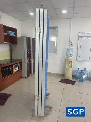 Vách ngăn có bánh xe phía dưới (vách nỉ màu xanh) - 7