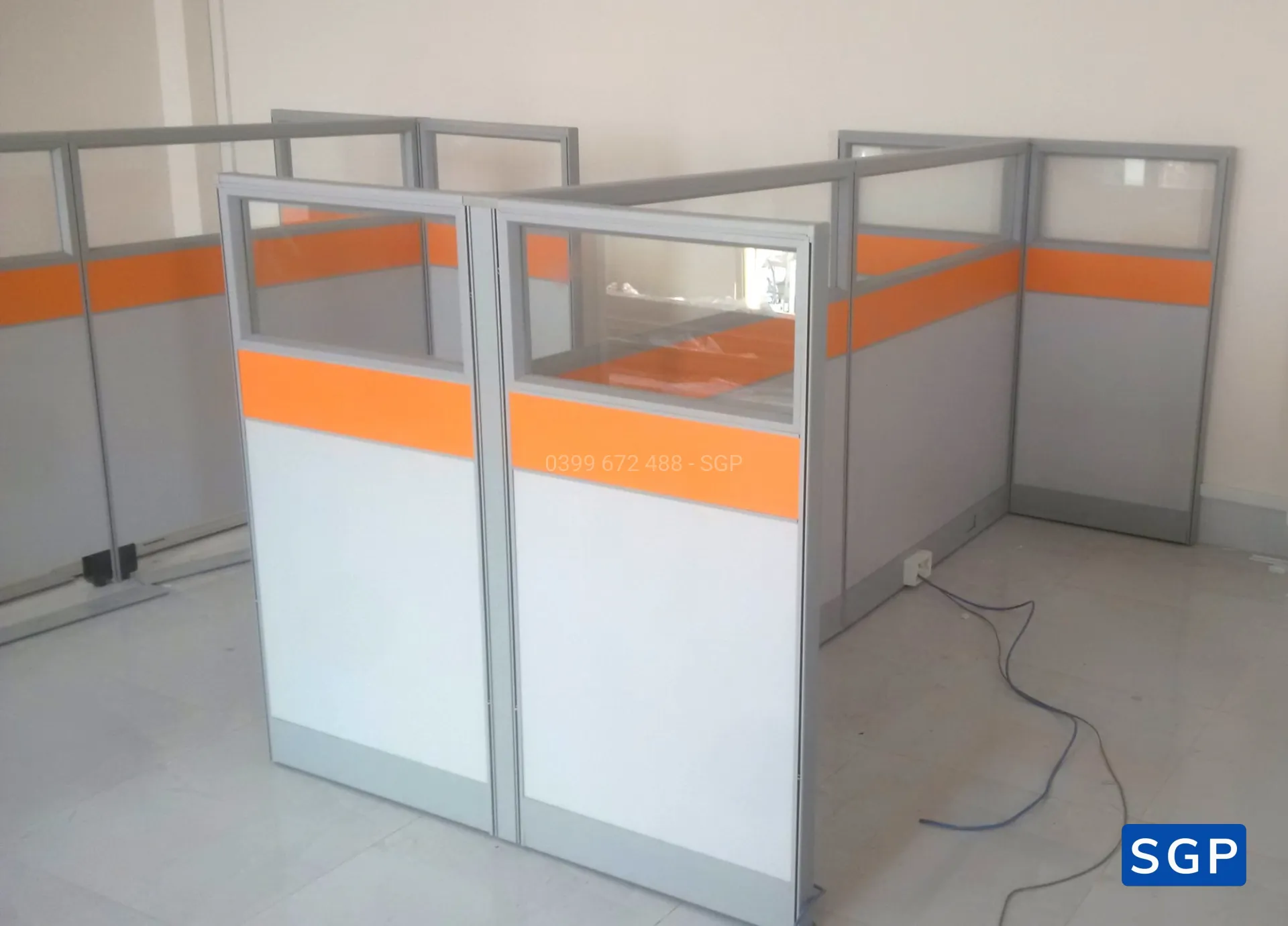 lắp đặt hoàn thiện vách gỗ kính 2 múi