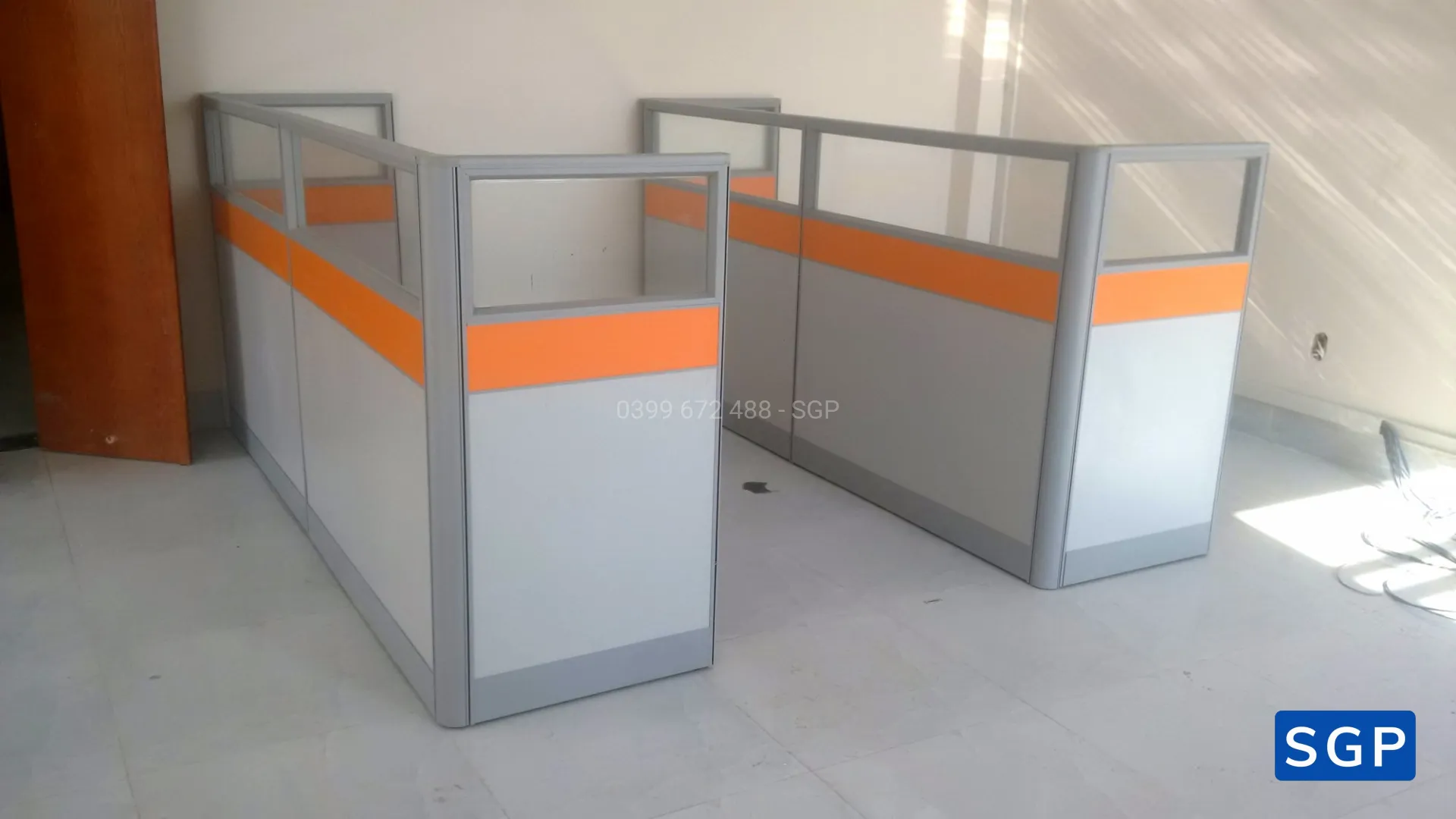 lắp đặt hoàn thiện vách gỗ kính 2 múi - 3