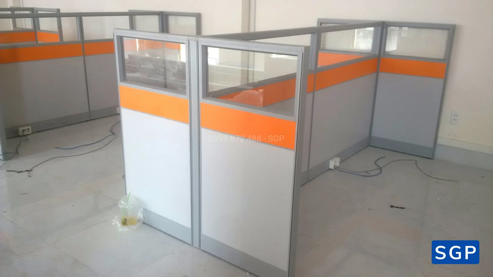 lắp đặt hoàn thiện vách gỗ kính 2 múi - 4