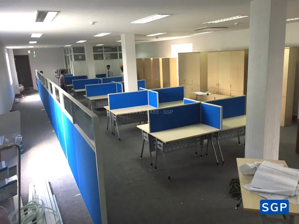 lắp đặt vách ngăn bàn kết hợp vách ngăn lửng có dùng kính - 6