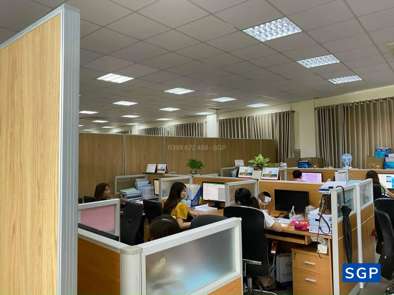 vách ngăn có bánh xe vân gỗ
