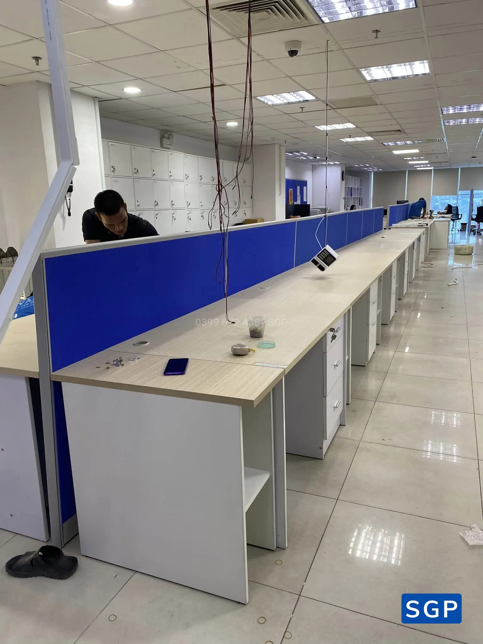 lắp đặt vách ngăn nỉ hệ 50 tạo sự riêng tư - 2
