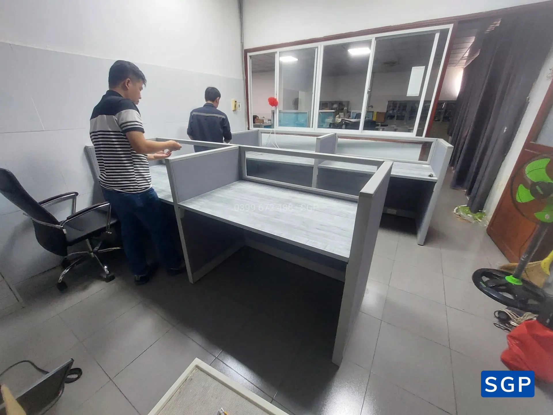 Giao vách nỉ kính màu xám  - 2