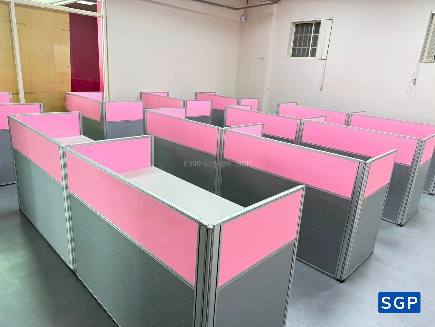 Lắp đặt hoàn thiện vách ngăn bàn làm việc màu hồng kết hợp xám