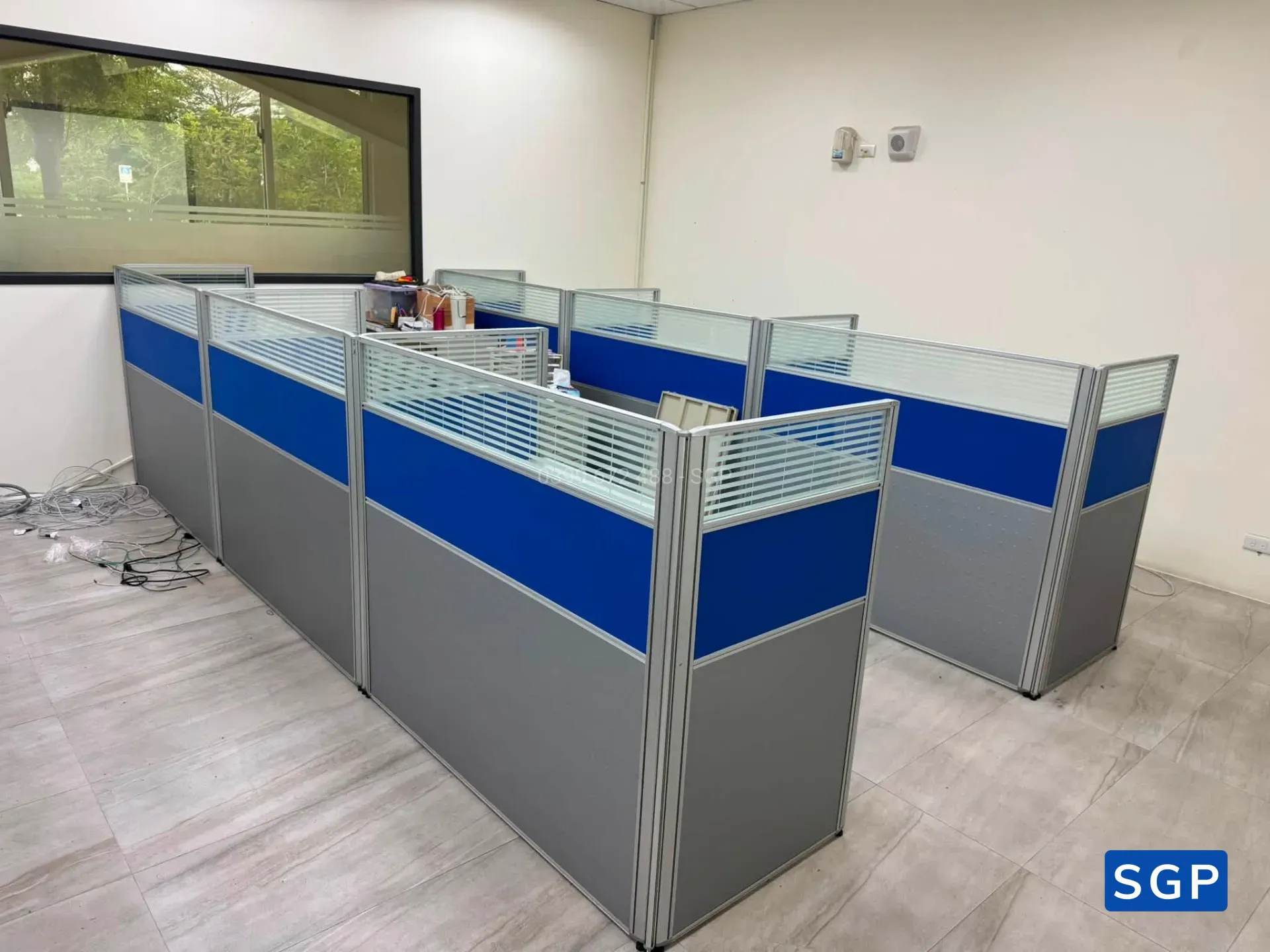 Lắp đặt hoàn thiện vách ngăn bàn làm việc