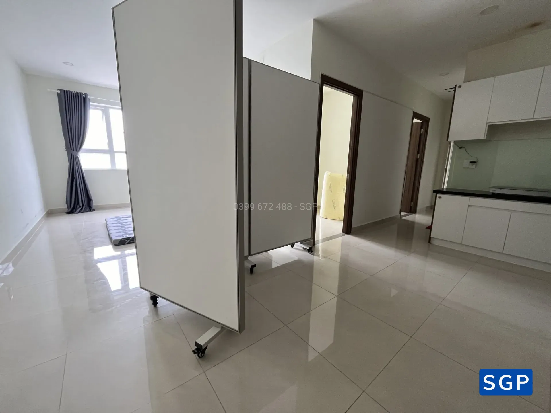 Giao vách ngăn có bánh xe màu trắng - 2