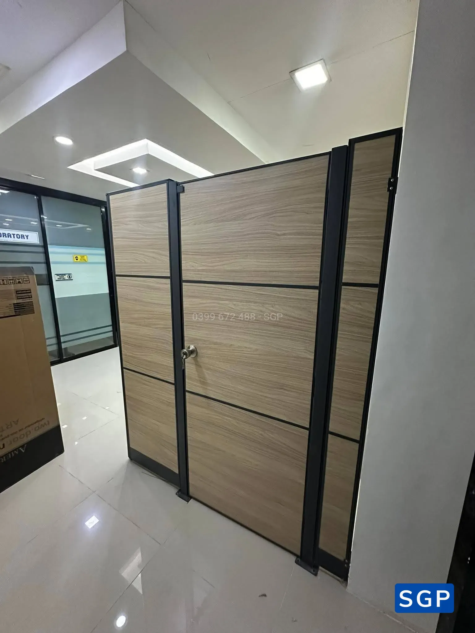vách ngăn lửng vân gỗ