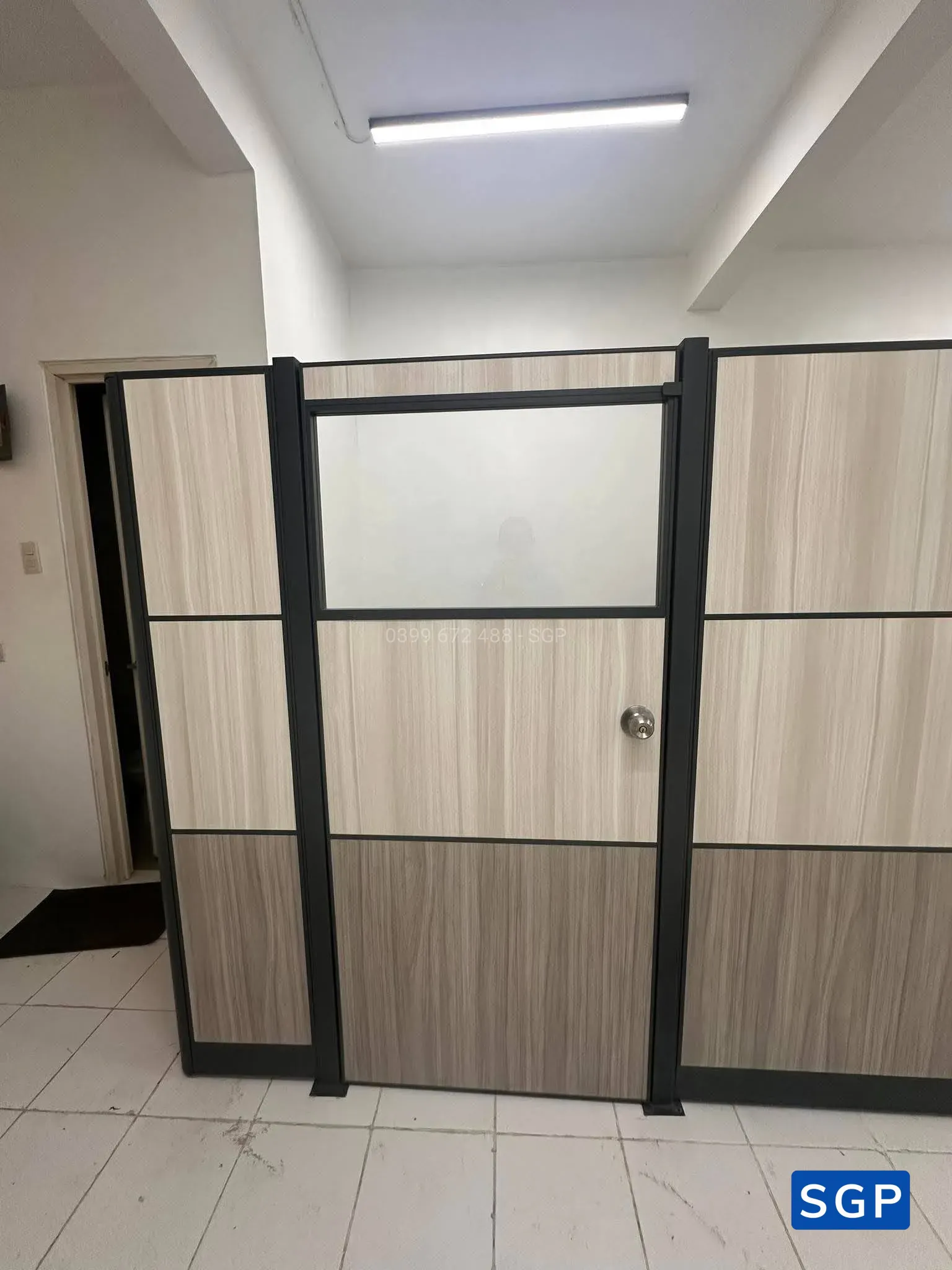 vách ngăn phòng vân gỗ có cửa