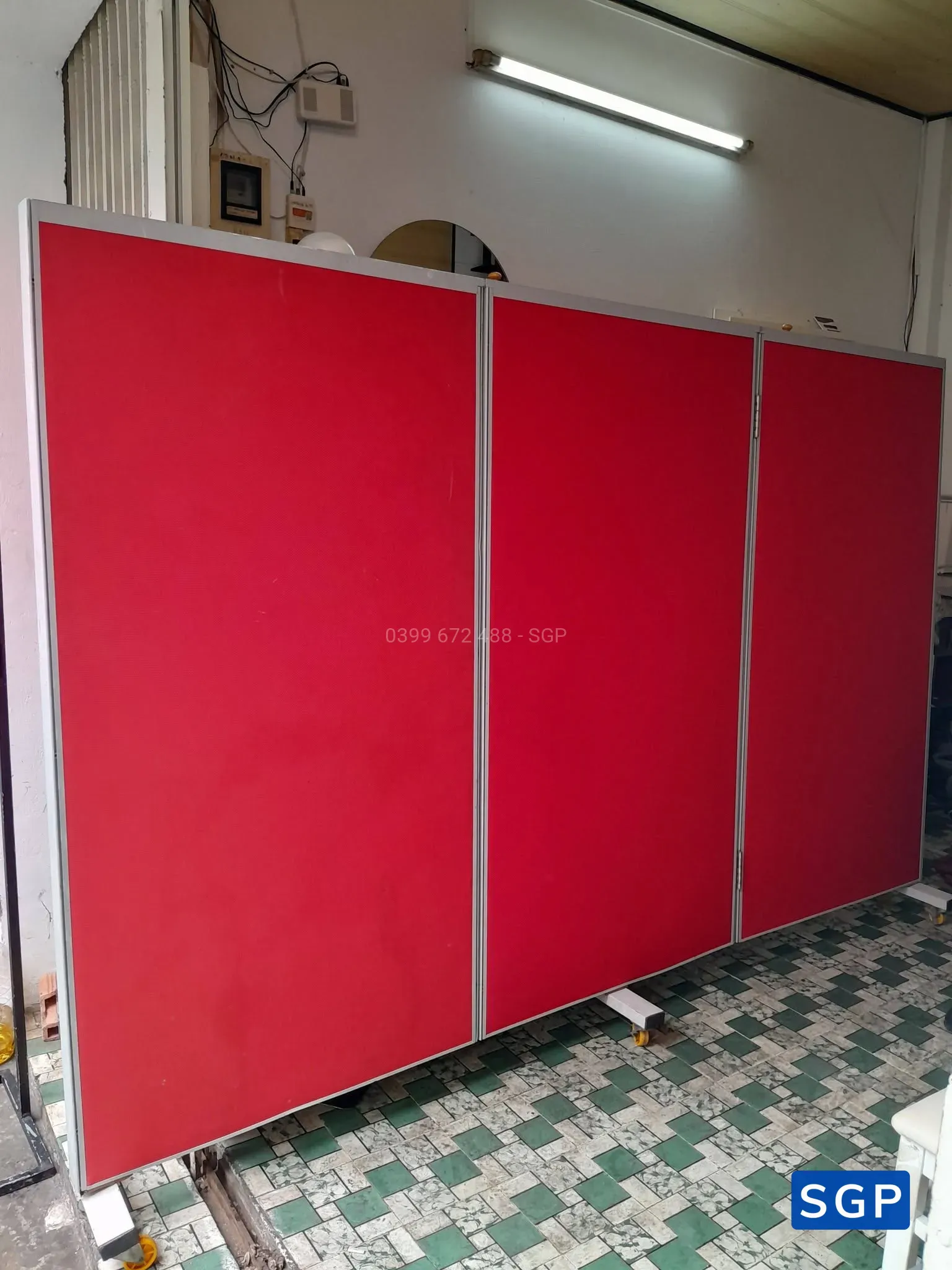 Giao vách có bánh xe nỉ màu đỏ