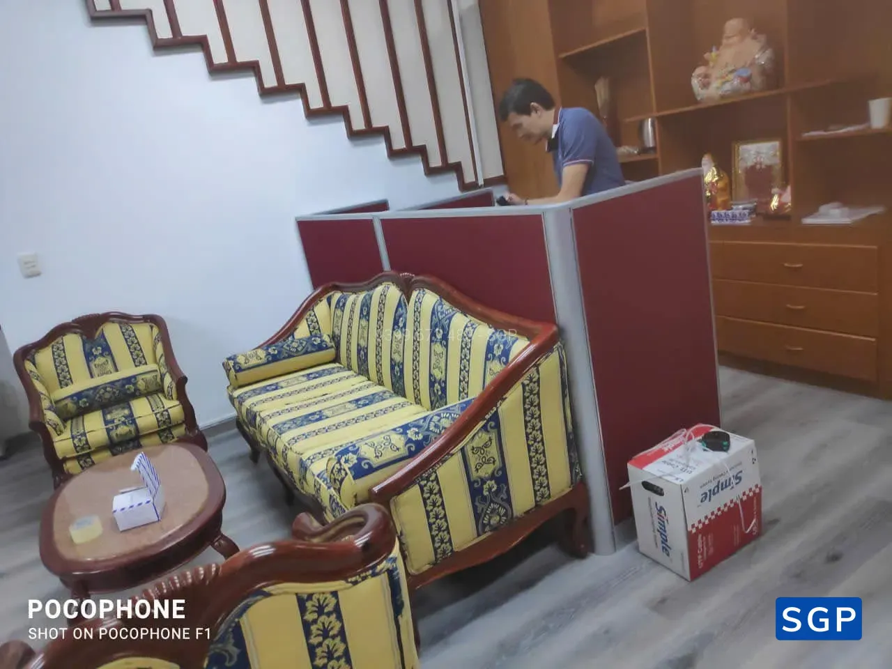 Giao vách nỉ nào đỏ