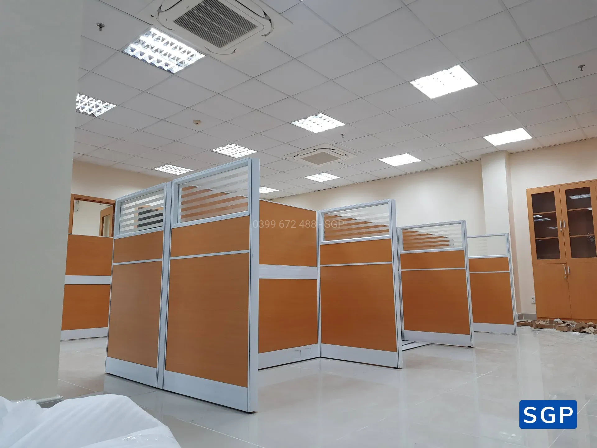 hoàn thiện vách ngăn bàn làm việc gỗ kính cho ngân hàng chi nhánh tại Đồng Nai