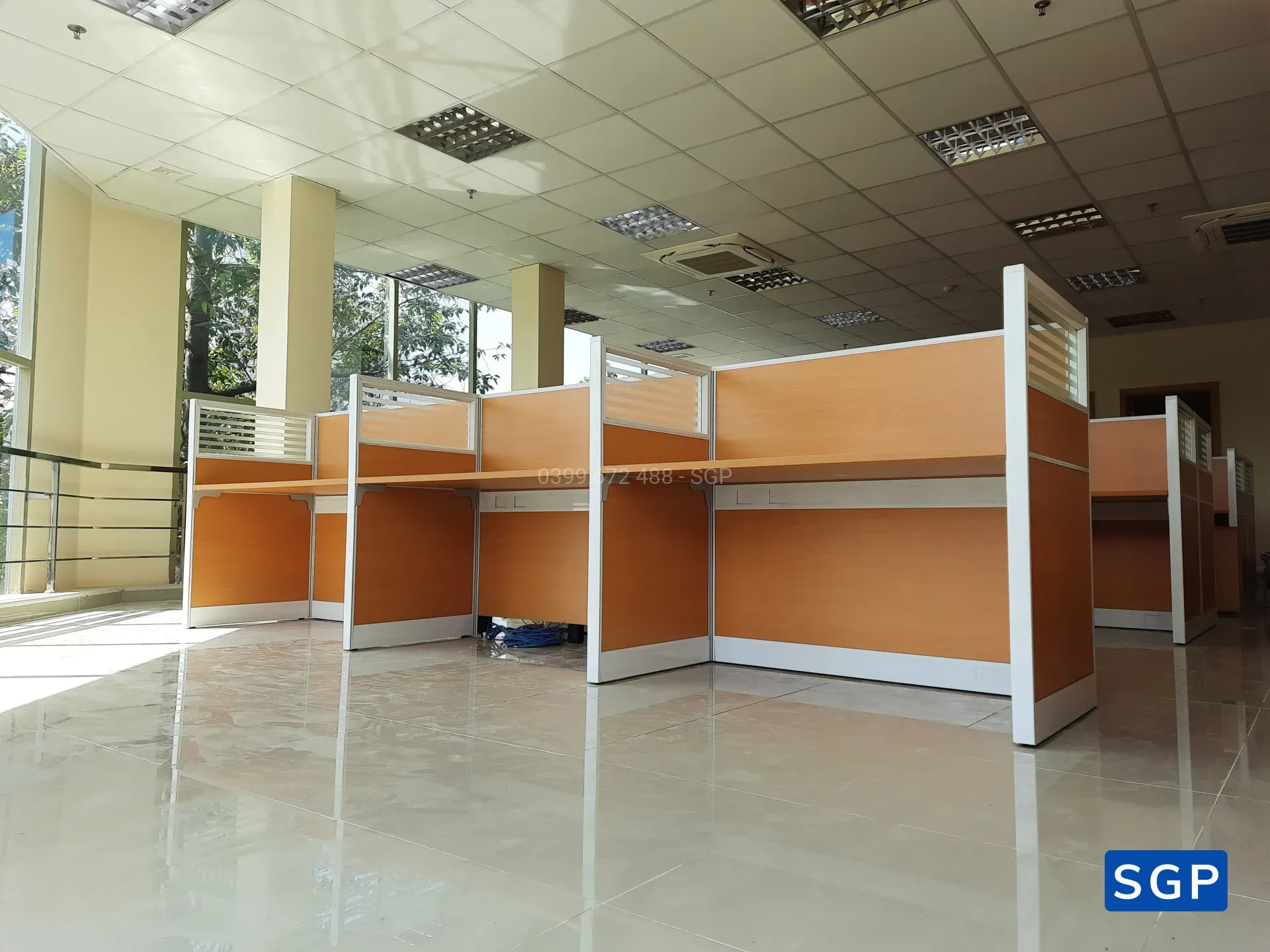 hoàn thiện vách ngăn bàn làm việc gỗ kính cho ngân hàng chi nhánh tại Đồng Nai - 2