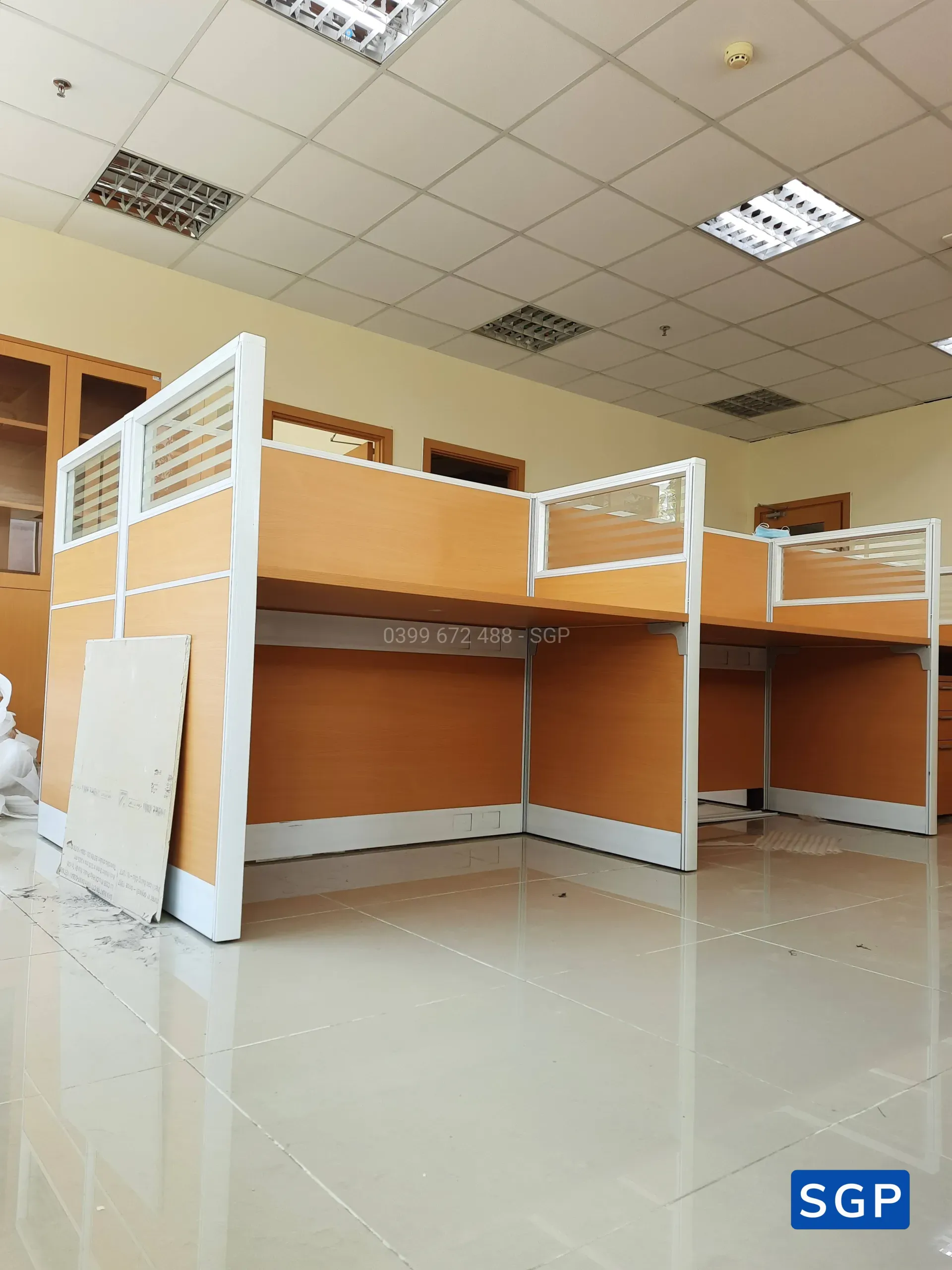 hoàn thiện vách ngăn bàn làm việc gỗ kính cho ngân hàng chi nhánh tại Đồng Nai - 7