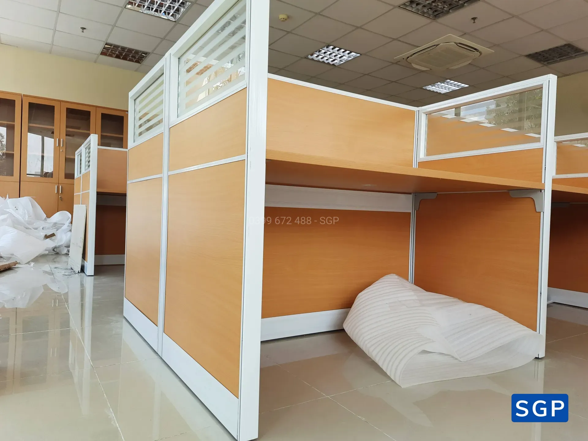hoàn thiện vách ngăn bàn làm việc gỗ kính cho ngân hàng chi nhánh tại Đồng Nai - 9