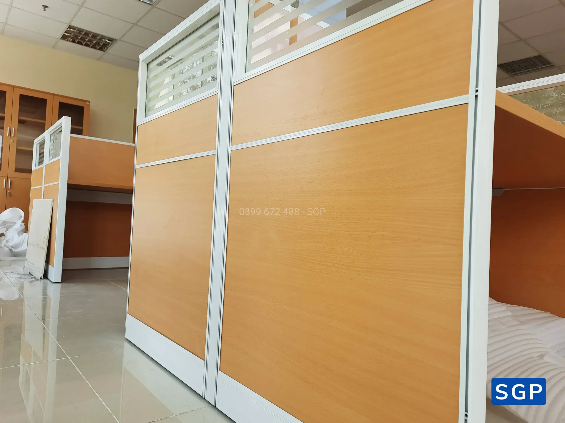 hoàn thiện vách ngăn bàn làm việc gỗ kính cho ngân hàng chi nhánh tại Đồng Nai - 11