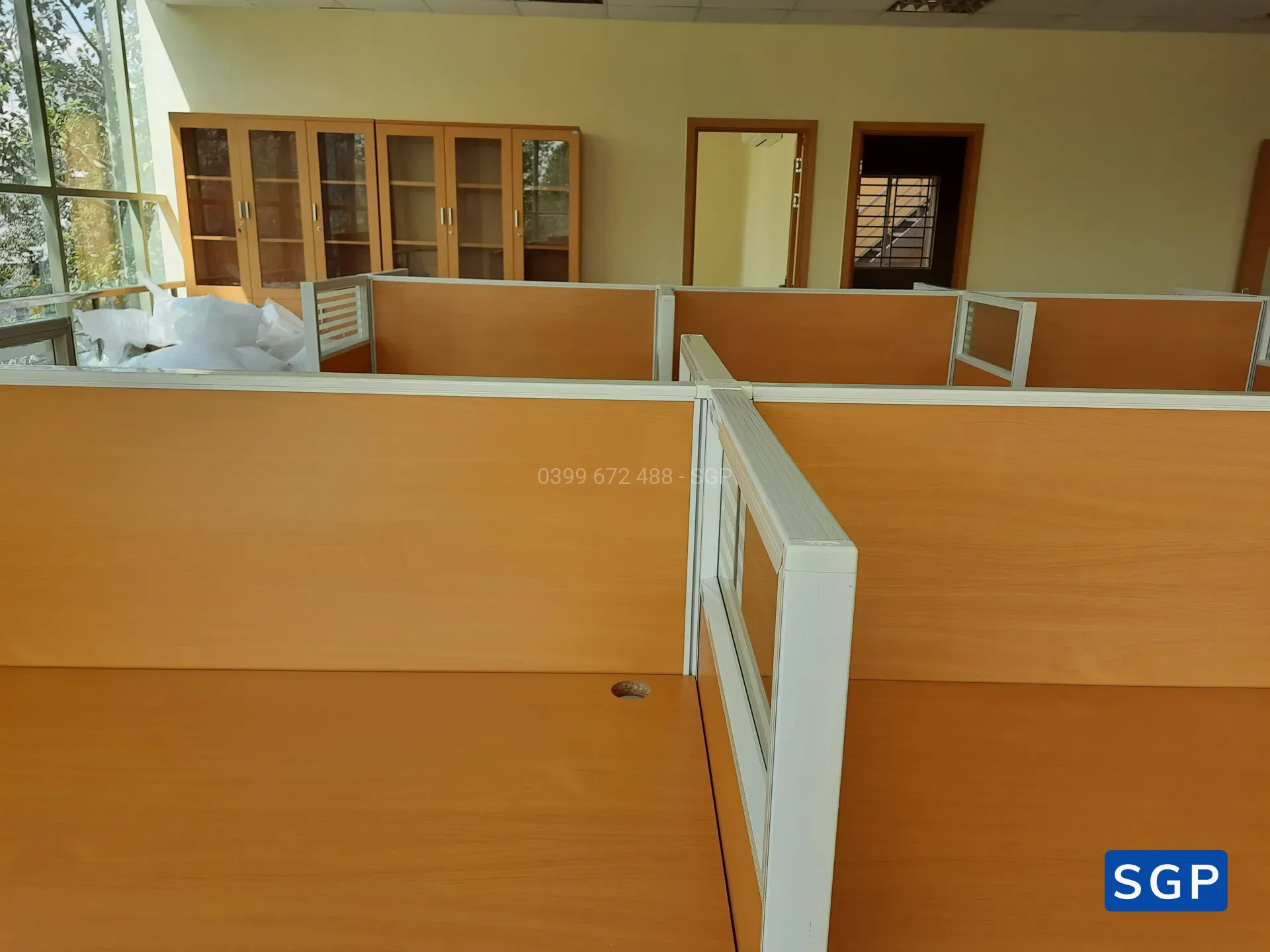 hoàn thiện vách ngăn bàn làm việc gỗ kính cho ngân hàng chi nhánh tại Đồng Nai - 14