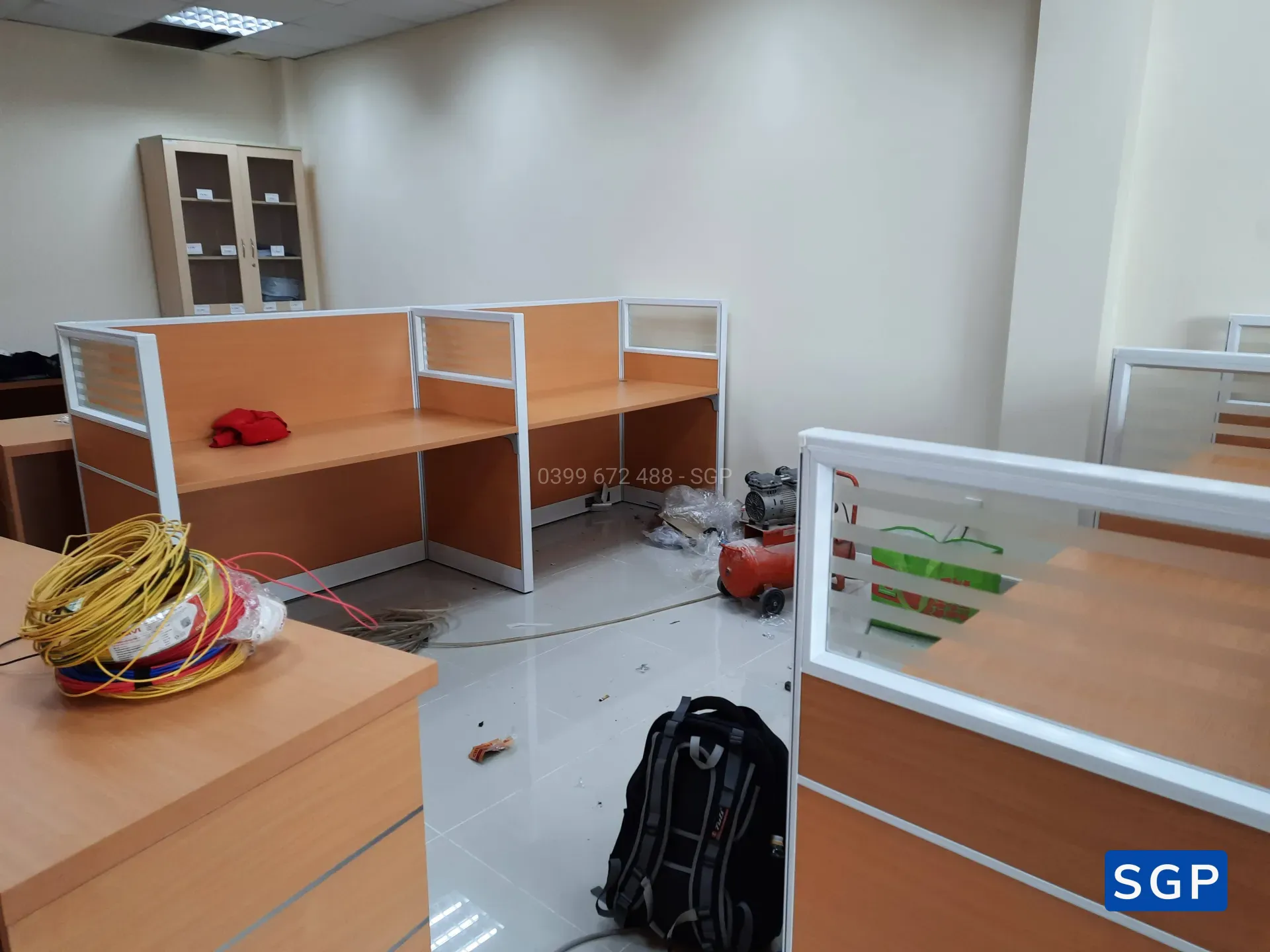 hoàn thiện vách ngăn bàn làm việc gỗ kính cho ngân hàng chi nhánh tại Đồng Nai - 15