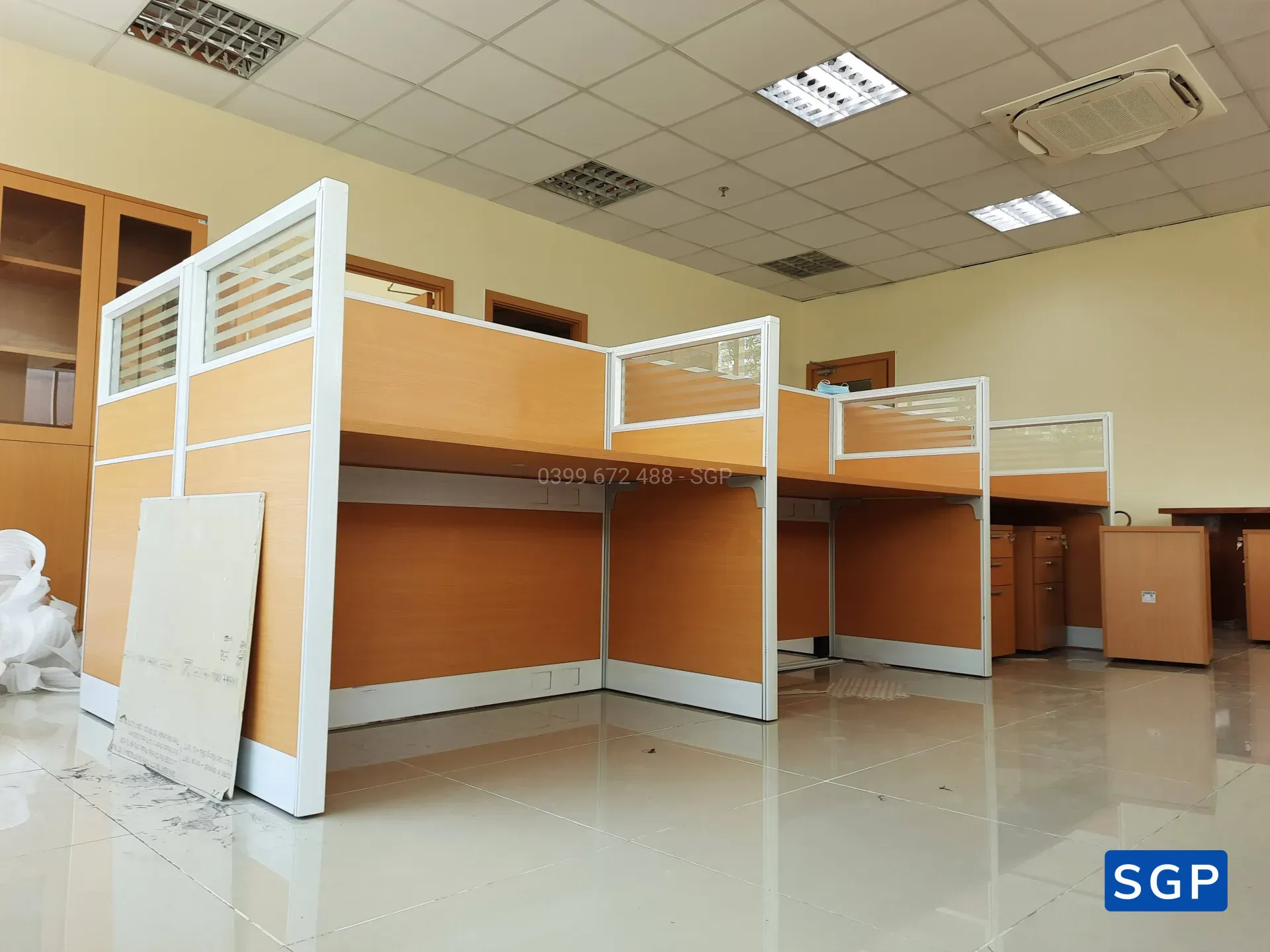 hoàn thiện vách ngăn bàn làm việc gỗ kính cho ngân hàng chi nhánh tại Đồng Nai - 17