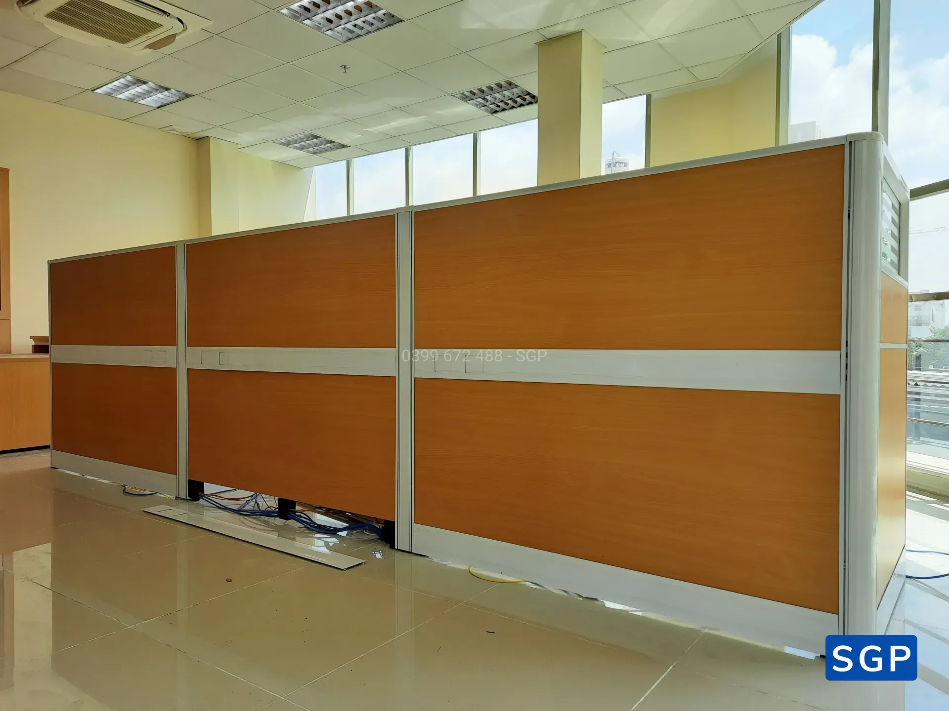 hoàn thiện vách ngăn bàn làm việc gỗ kính cho ngân hàng chi nhánh tại Đồng Nai - 22