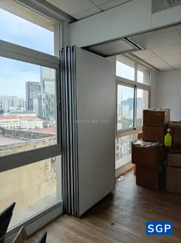 Lắp đặt vách di động màu trắng cho công ty ở quận 1