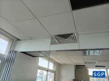 Lắp đặt vách di động màu trắng cho công ty ở quận 1